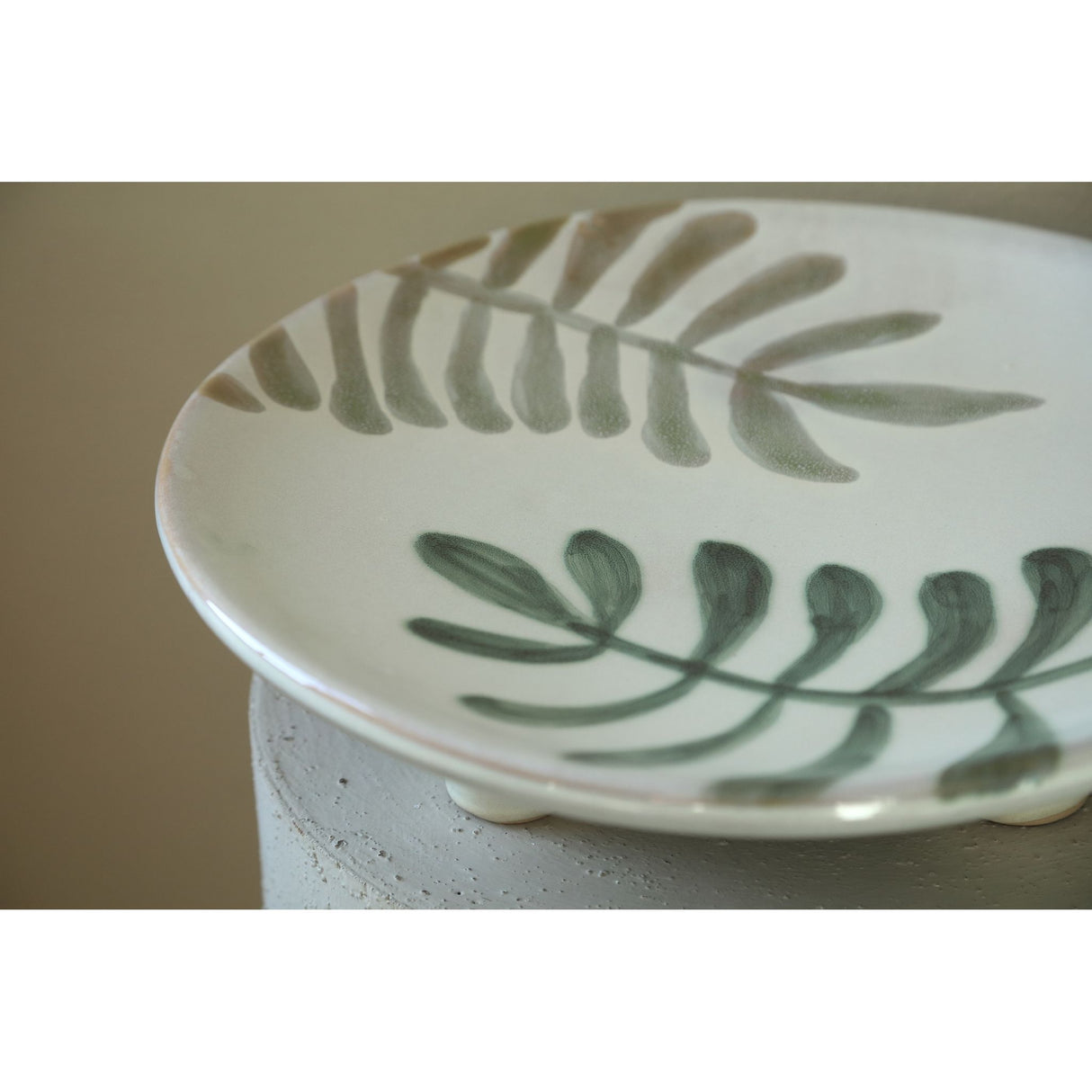 Tray – White Surface, Leaf Pattern, Ceramic Material – Vandy | PTMD