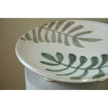Tray – White Surface, Leaf Pattern, Ceramic Material – Vandy | PTMD