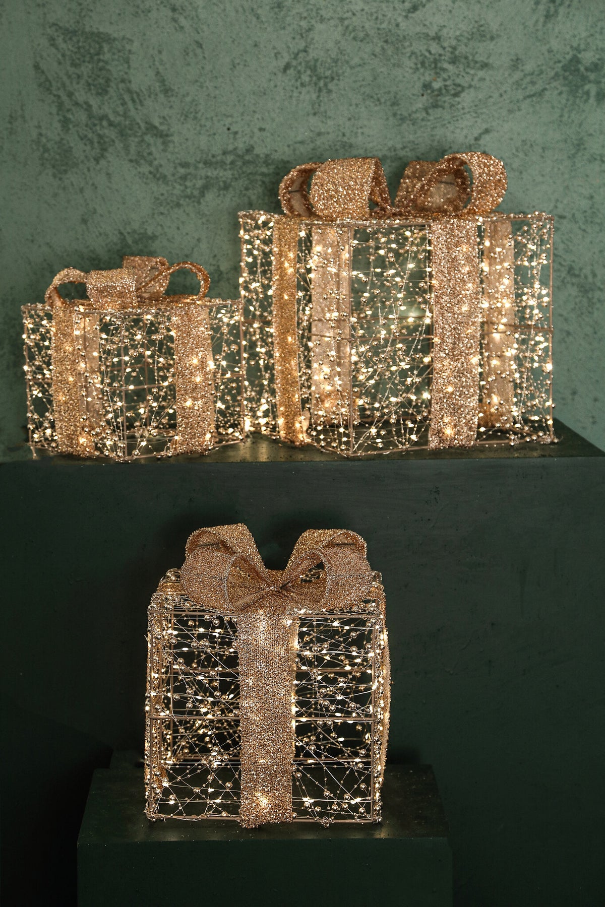 LED-Geschenkboxen – Goldfarben, Perlendekor, 3er-Set - Misk | PTMD