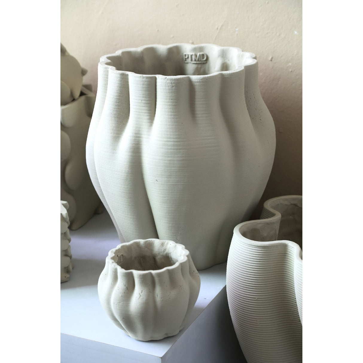 Flower pot – Beige surface, Wavy groove structure, Cement material, L – Romen | PTMD