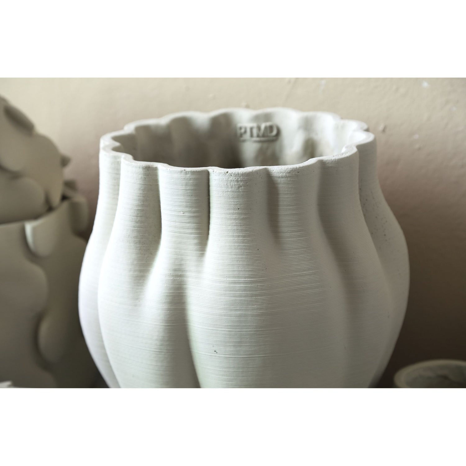 Flower pot – Beige surface, Wavy groove structure, Cement material, L – Romen | PTMD