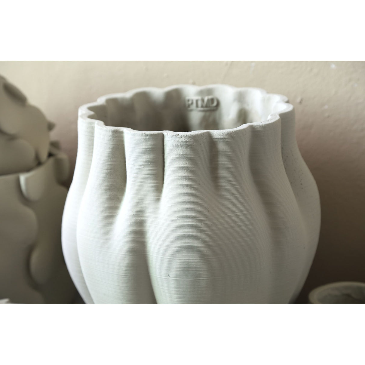 Flower pot – Beige surface, Wavy groove structure, Cement material, L – Romen | PTMD