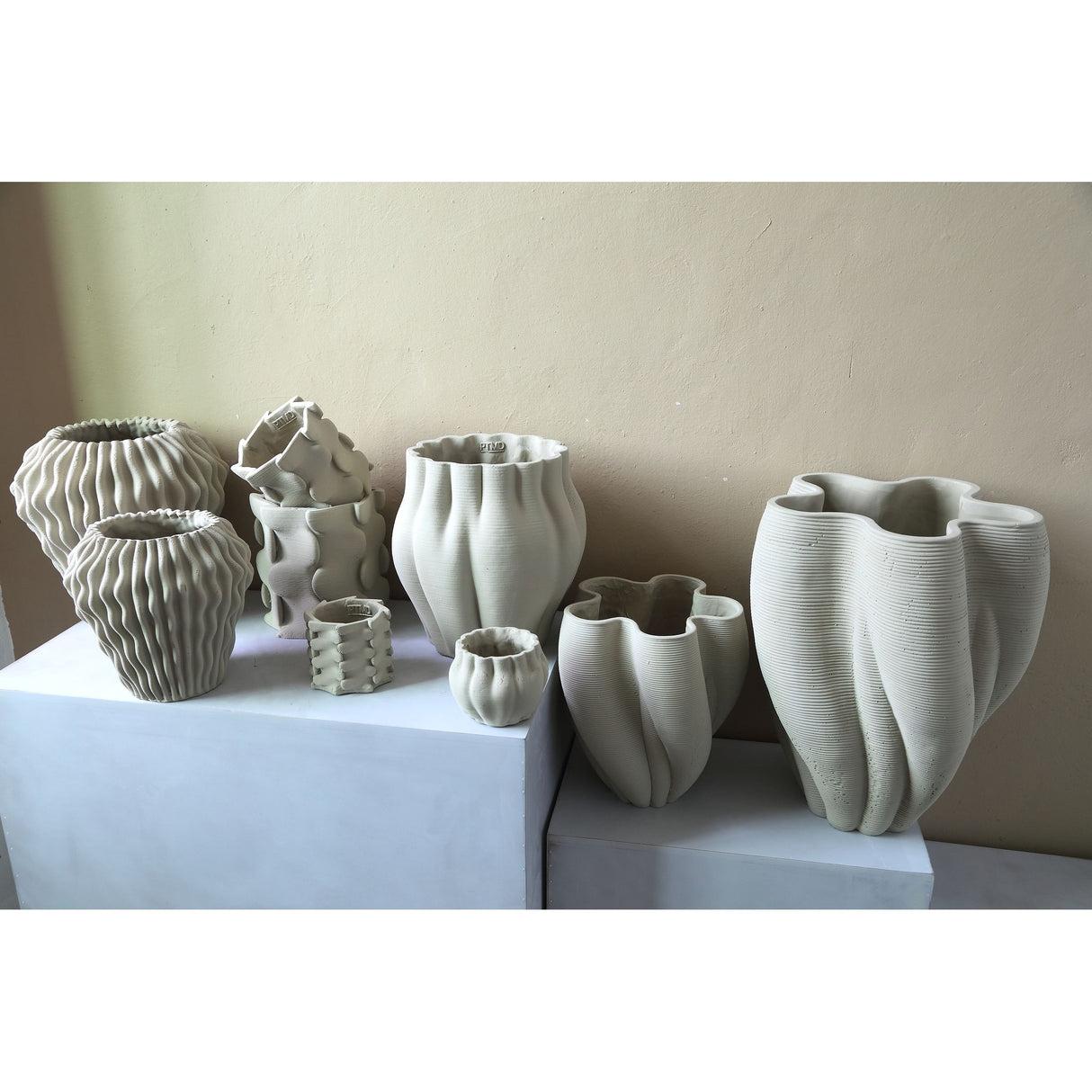 Flower pot – Beige surface, Wavy groove structure, Cement material, L – Romen | PTMD