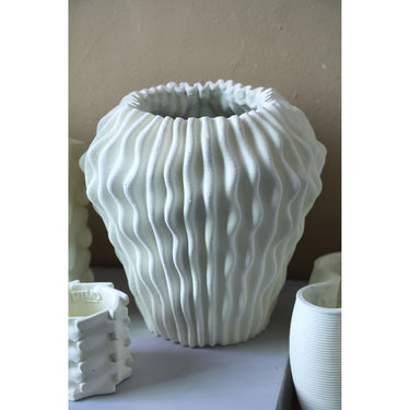 Vase – Weiße Farbe, Wellen Muster Design, Zement Material, S – Barren | PTMD