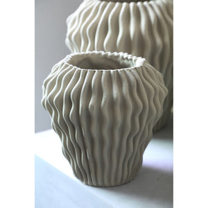 Vase – Beige Farbe, Wellen Muster Design, Zement Material, S – Barren | PTMD