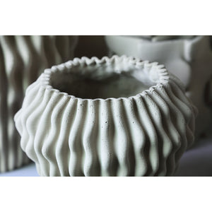 Vase – Beige Farbe, Wellen Muster Design, Zement Material, L – Barren | PTMD