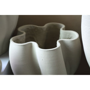 Vase – Beige Farbe, Wellen Rillen Design, Zement Material, L – Hastin | PTMD