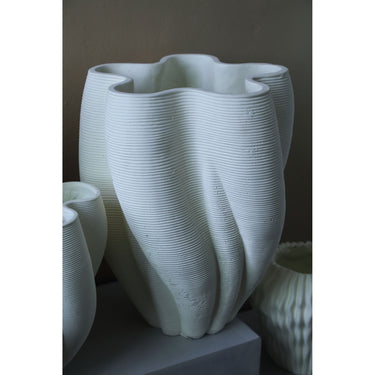 Vase – Weiße Farbe, Wellen Rillen Design, Zement Material, L – Hastin | PTMD
