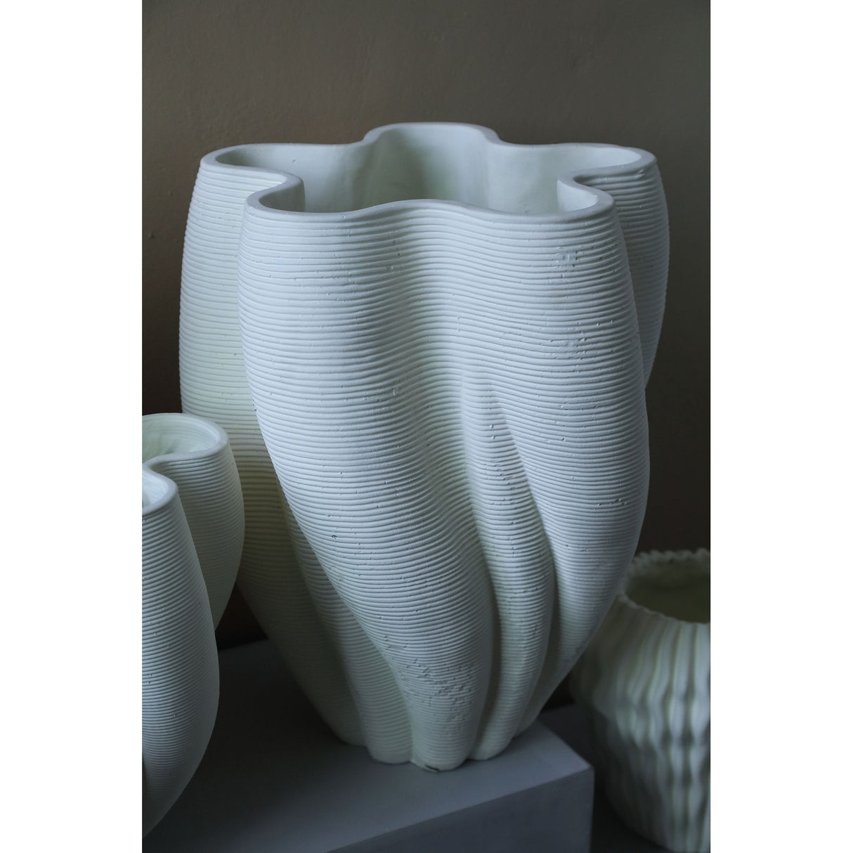 Vase – Weiße Farbe, Wellen Rillen Design, Zement Material, L – Hastin | PTMD