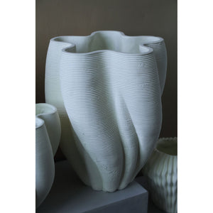 Vase – Weiße Farbe, Wellen Rillen Design, Zement Material, L – Hastin | PTMD