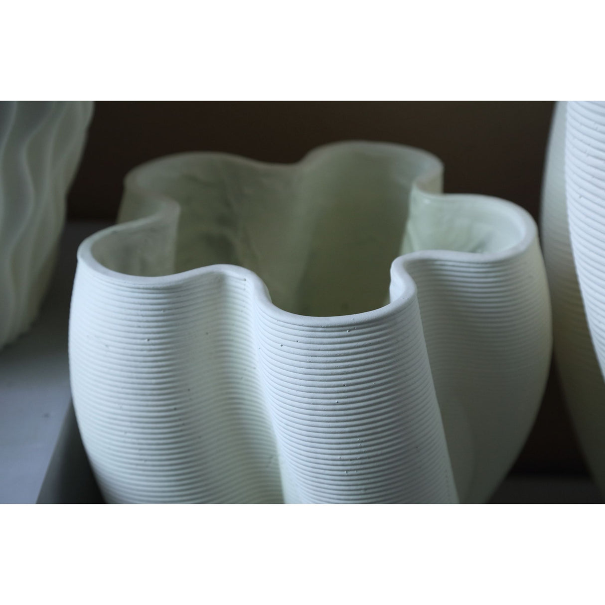 Vase – Beige Farbe, Wellen Rillen Design, Zement Material, S – Hastin | PTMD