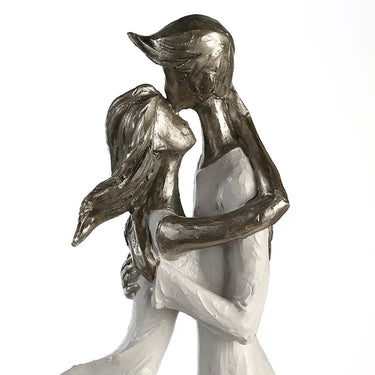 Skulptur – Mattes Kunstharz, Strukturierte Oberfläche, Paarmotiv, 32 cm - Hold me | Gilde