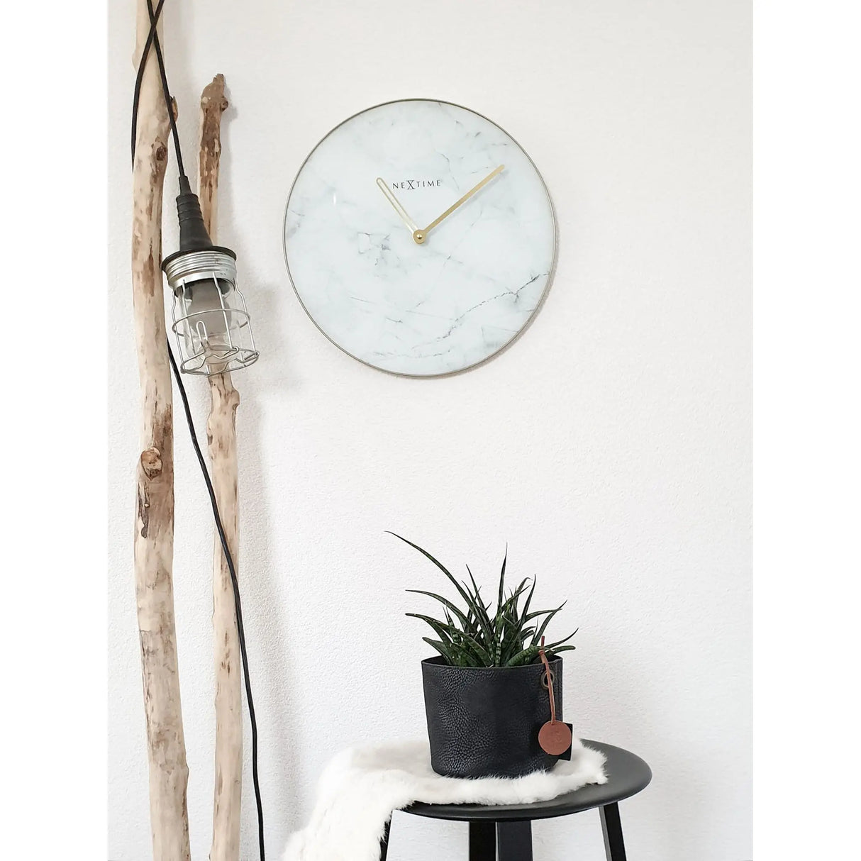 Wanduhr – Edle Marmoroptik, Goldene Zeiger, Elegante Glasfront - Marmor | NeXtime