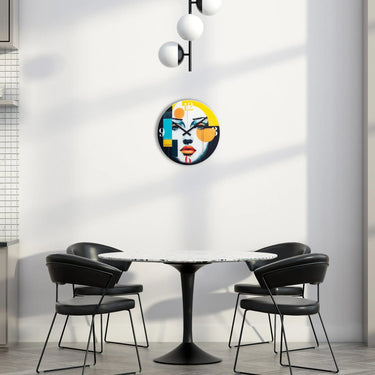 Wanduhr – Buntes Glas, Ausdrucksstarkes Design, Stilles Werk - Vogue | NeXtime