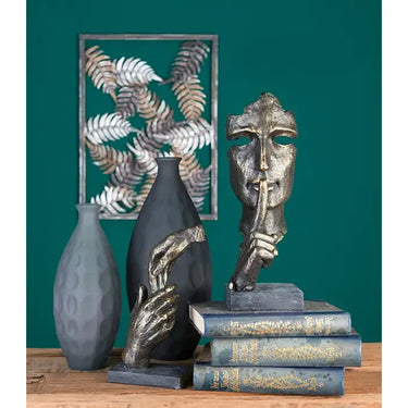 Skulptur – Bronzene Optik, Strukturierte Oberfläche, Stilles Motiv - Silence | Gilde