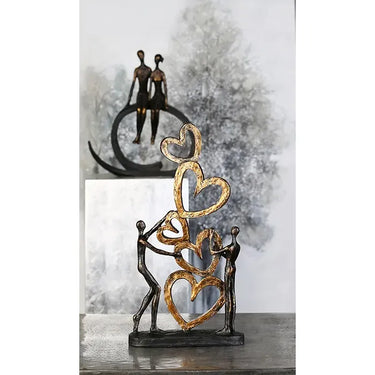Skulptur – Strukturierte Oberfläche, Bronzene Optik, Goldenes Herz - Herz auf Herz | Gilde