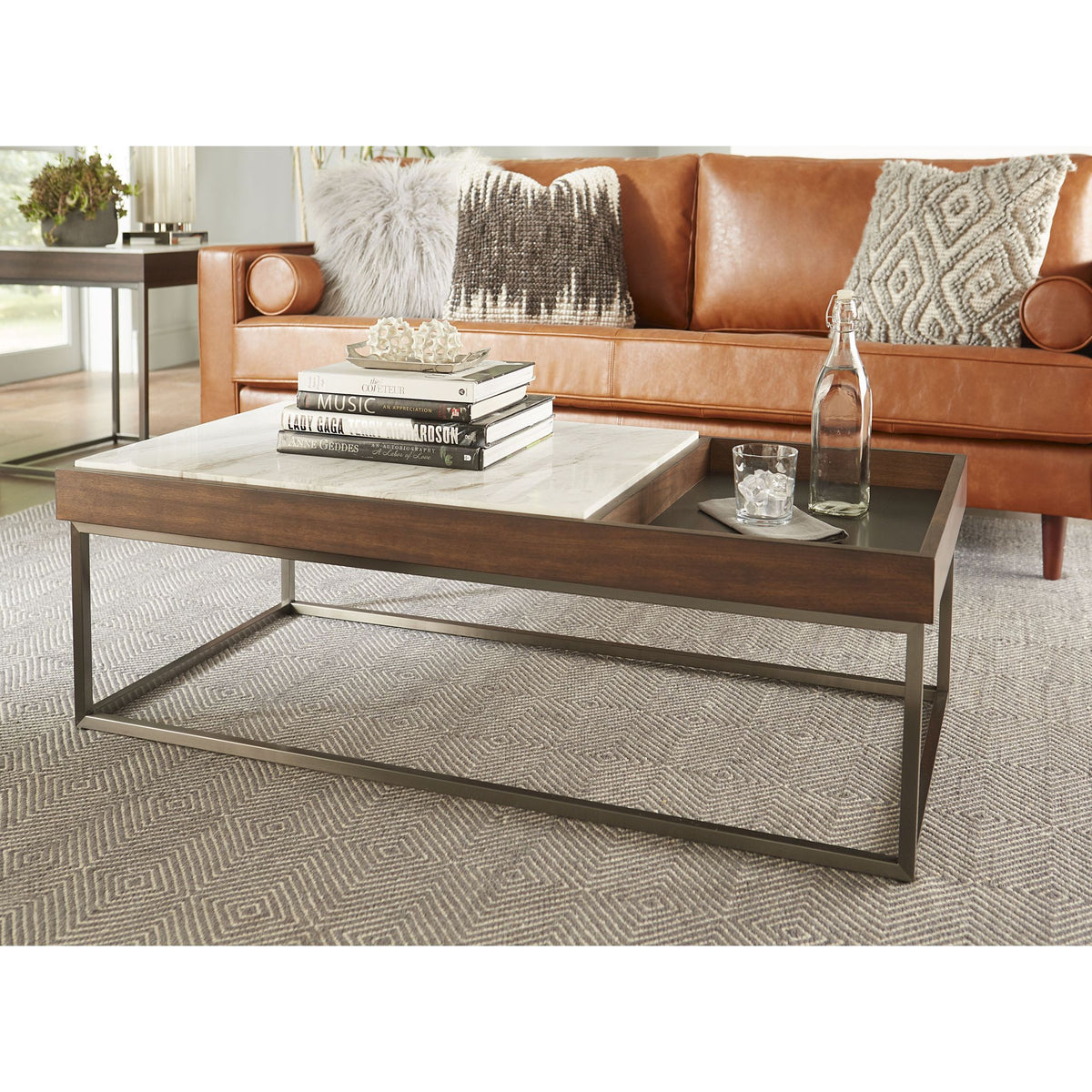 Couchtisch – Jazz Marmor, Walnussfurnier, Gebürsteter Edelstahl, 40 cm Höhe  - Ennis | Modus Furniture International
