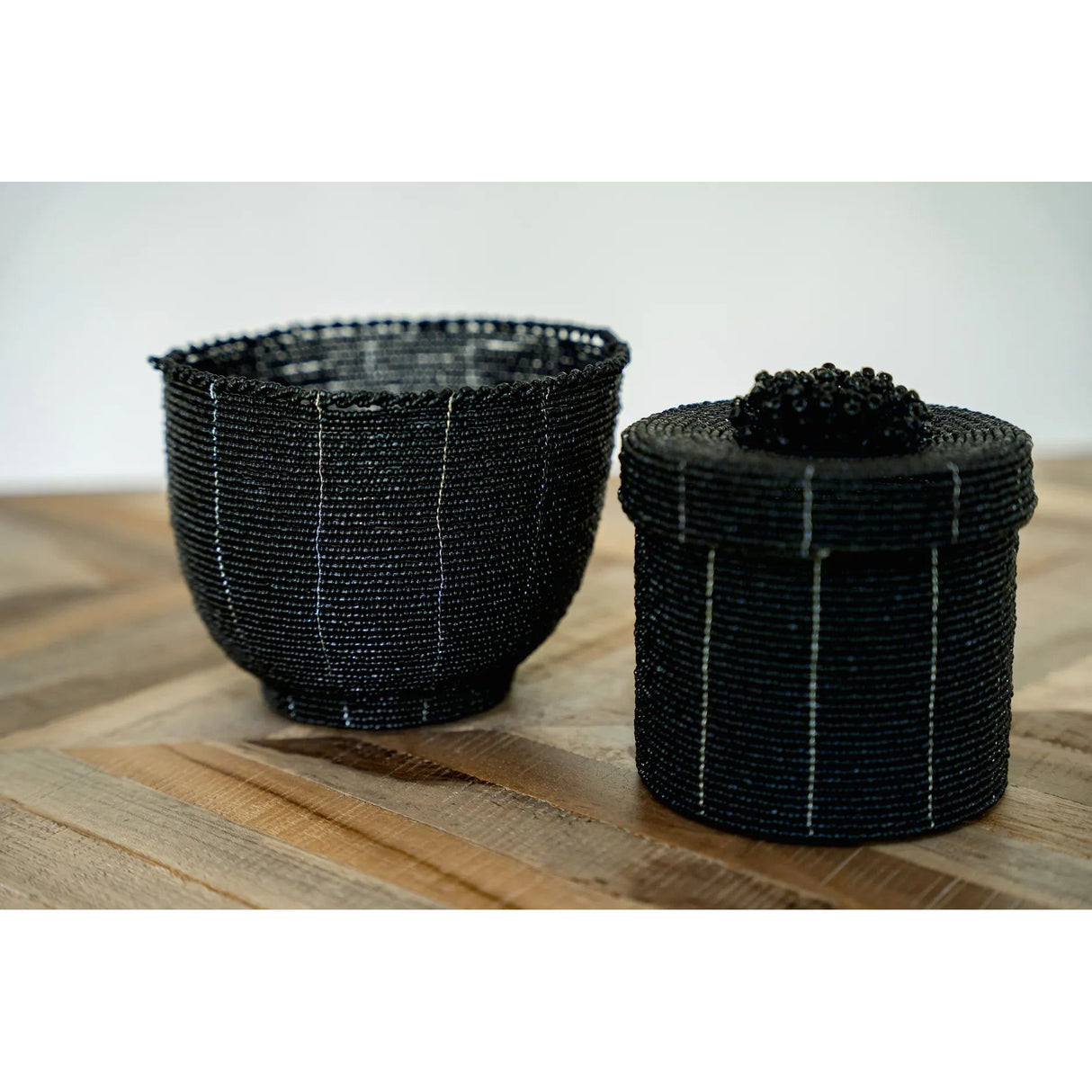 Korb – Perlen Material, Dekorative Form, Schwarze Farbe, M - Beaded | Bazar Bizar Antwerp