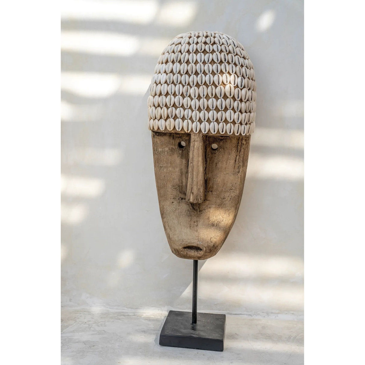 Dekofigur – Kaurimuscheln, Muschelbesatz, Dekoständer, L - Cowrie Mask | Bazar Bizar Antwerp
