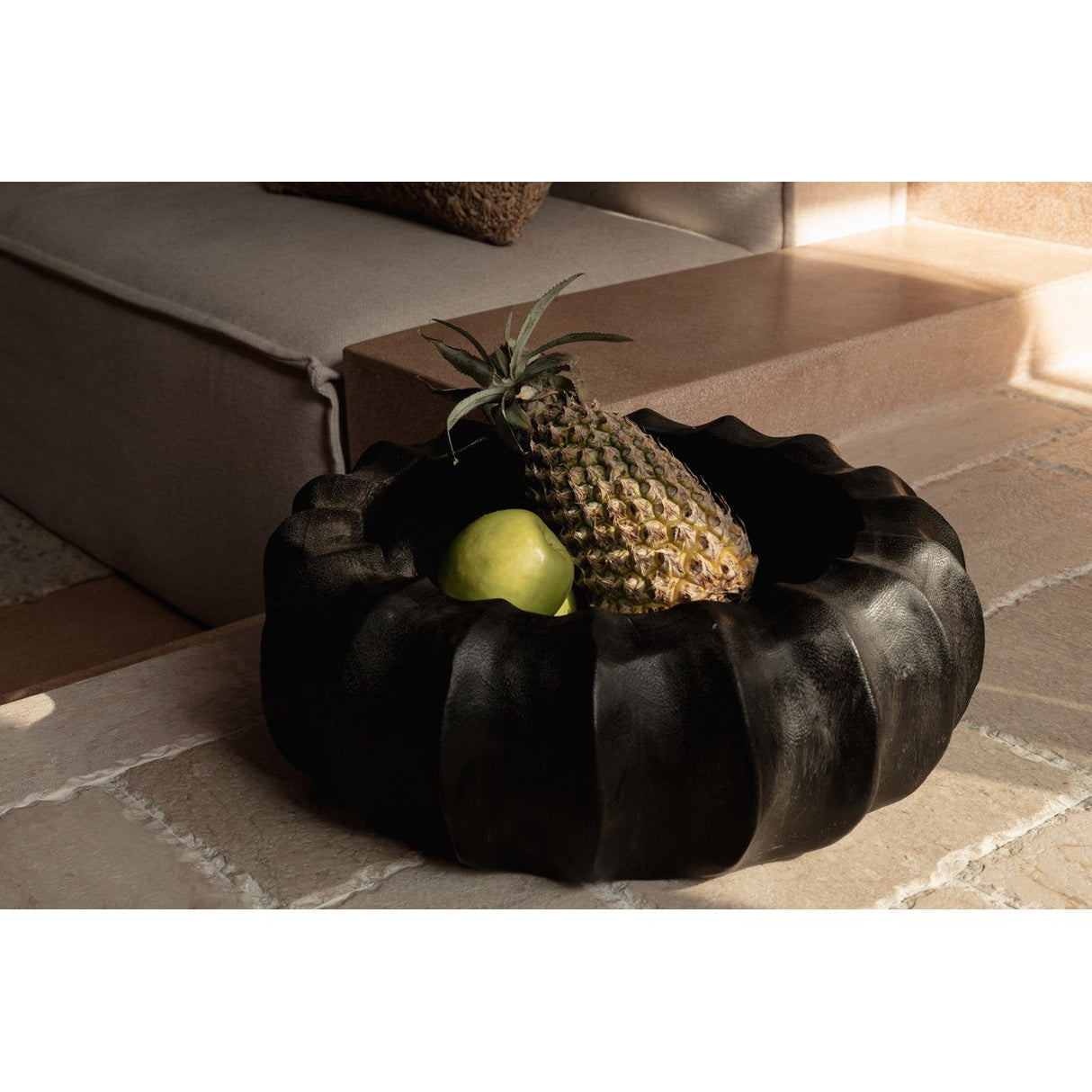 Schale – Mangoholz Material, Gewellte Form, Schwarze Farbe – Kuro Kabocha | Bazar Bizar Antwerp
