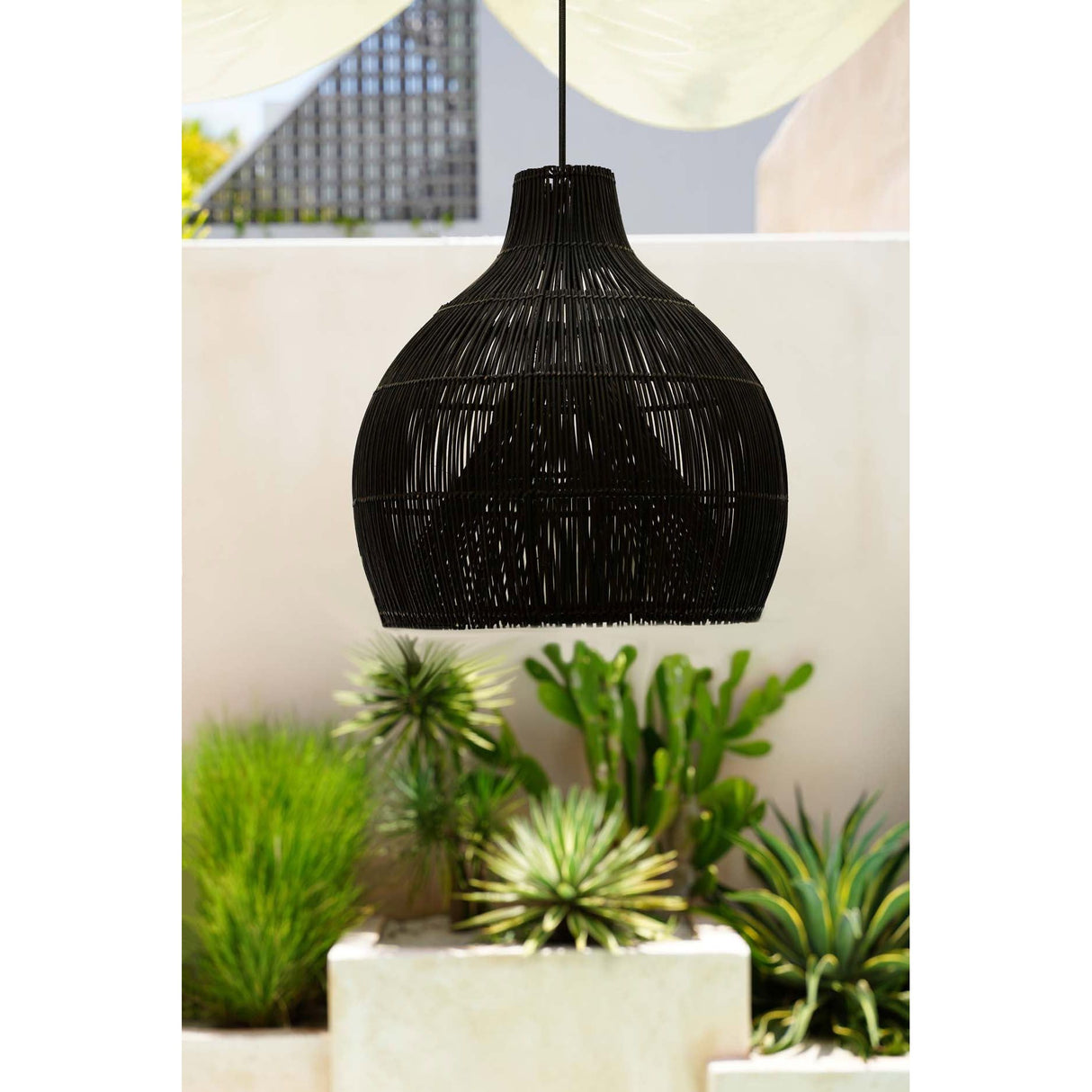 Pendelleuchte – Rattanmaterial, Schwarzes Finish, Vasenform, L - Lobster Trap | Bazar Bizar Antwerp