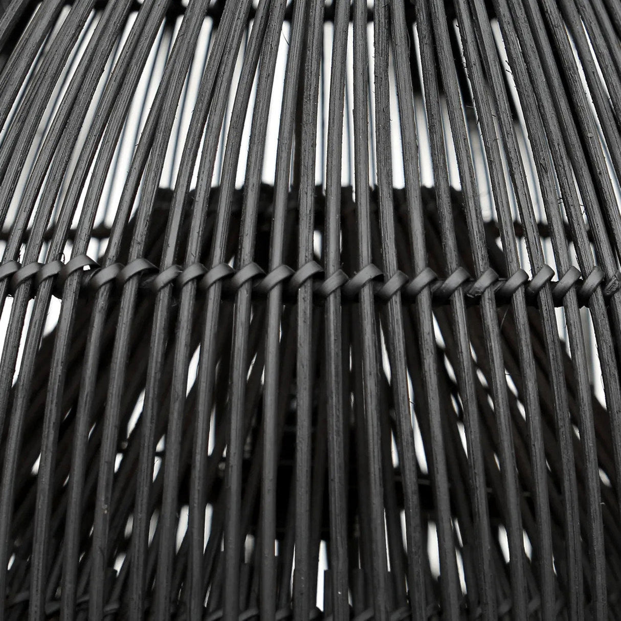 Pendelleuchte – Rattanmaterial, Schwarzes Finish, Vasenform, L - Lobster Trap | Bazar Bizar Antwerp