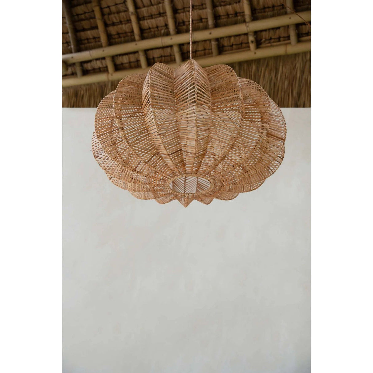 Pendelleuchte – Handgeflochtenes Rattan, Laternenform Design, Sanftes Licht, L – Cerise | Bazar Bizar Antwerp