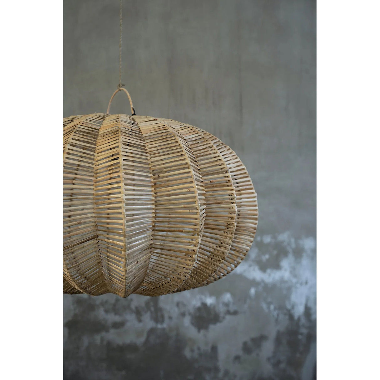 Pendelleuchte – Handgeflochtenes Rattan, Laternenform Design, Sanftes Licht, L – Cerise | Bazar Bizar Antwerp