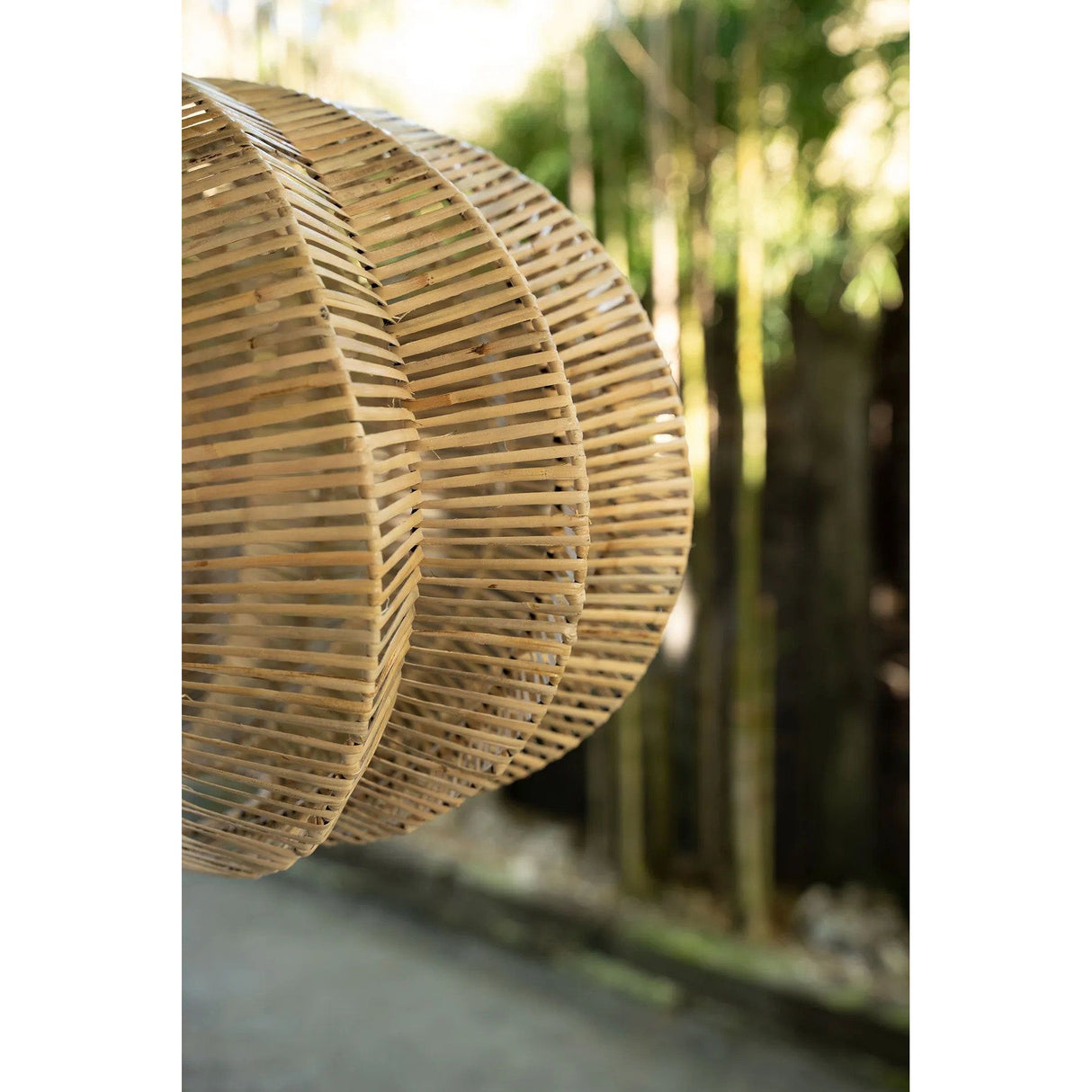 Pendelleuchte – Handgeflochtenes Rattan, Laternenform Design, Sanftes Licht, L – Cerise | Bazar Bizar Antwerp