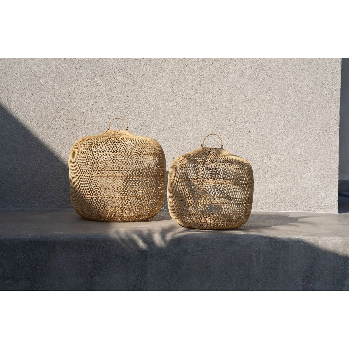 Pendelleuchte – Rattanmaterial, Geflochtenes Design, Offene Struktur, L - Batu Bolong | Bazar Bizar Antwerp