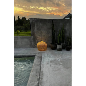 Pendelleuchte – Rattanmaterial, Geflochtenes Design, Offene Struktur, L - Batu Bolong | Bazar Bizar Antwerp