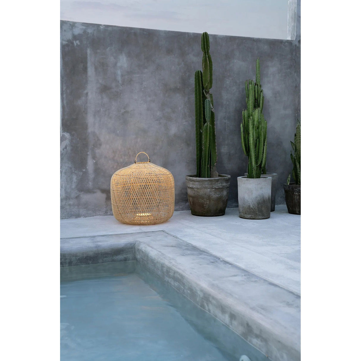 Pendelleuchte – Rattanmaterial, Geflochtenes Design, Offene Struktur, L - Batu Bolong | Bazar Bizar Antwerp
