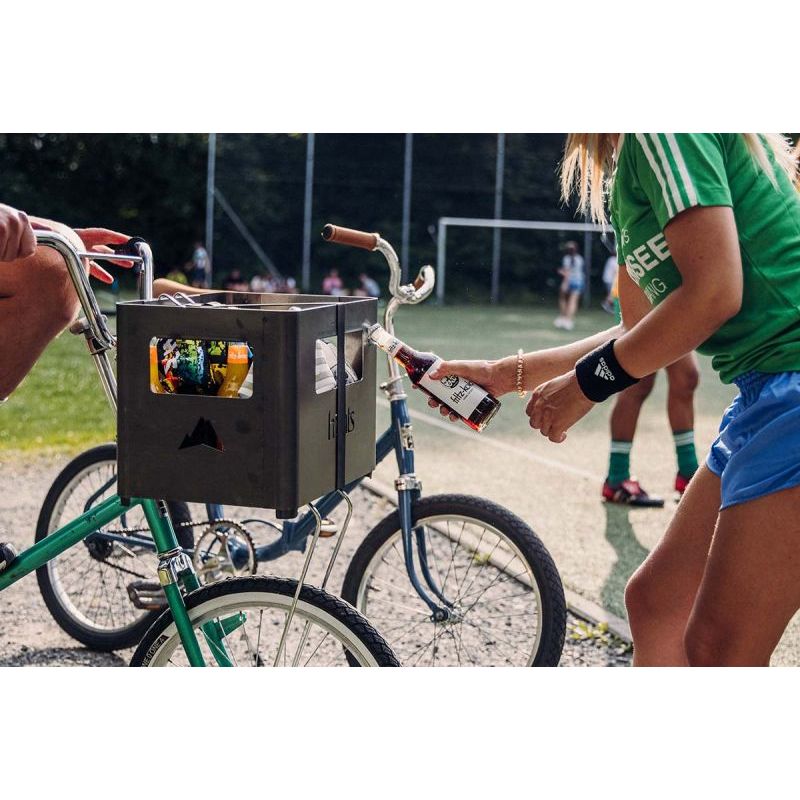 BEER BOX Feuerkorb auf einem Fahrrad befestigt mit Getränken in sich
