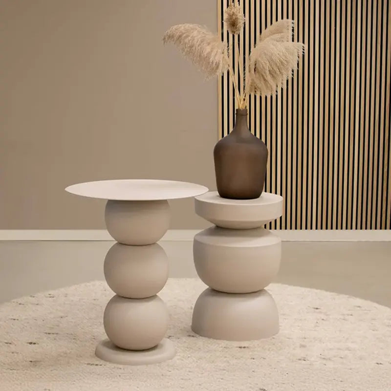 Beistelltisch – Beiges Metall, Skulpturales Design, Runde Form - Rua | Kick Collection