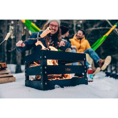 CRATE Feuerkorb Weihnachten mit Stockbrot an einem Stock