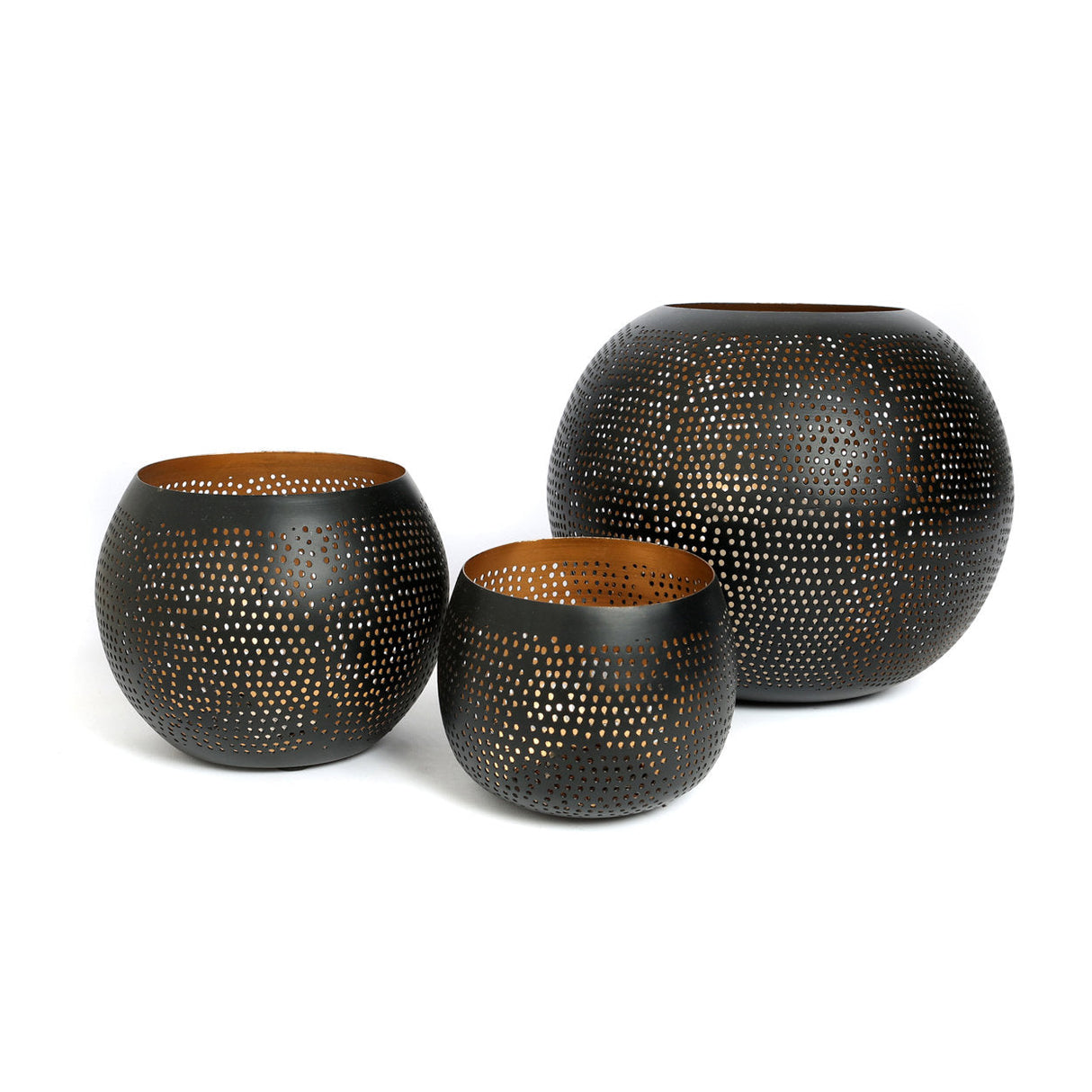 Kerzenhalter – Messingmaterial, Durchbrochenes Design, Schwarz Gold Finish, L – Pierced Ball | Bazar Bizar Antwerp