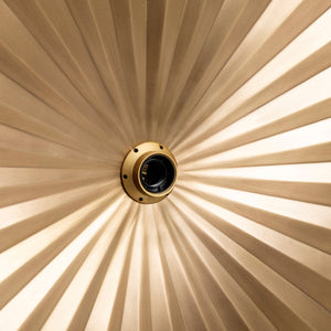 Wandleuchte – Eisenmaterial, Messing Finish, Faltendesign, M - Tsijn Tsjin | Bazar Bizar Antwerp