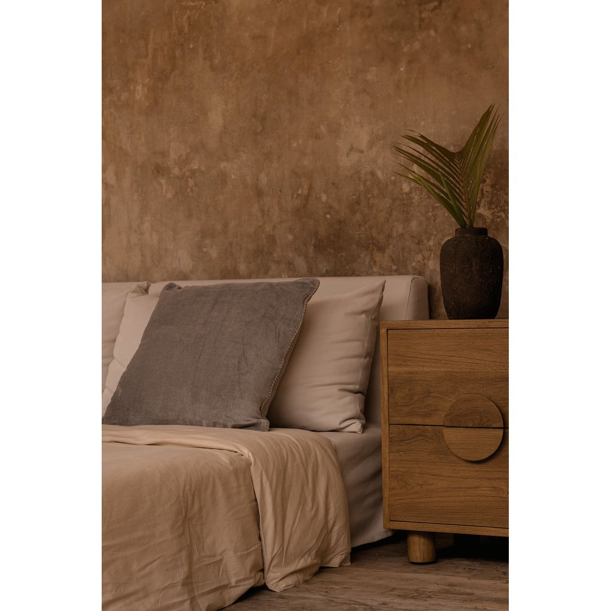 Kissenbezug – Samt Material, Minimalistisches Design, Grauer Ton - Crush | Bazar Bizar Antwerp