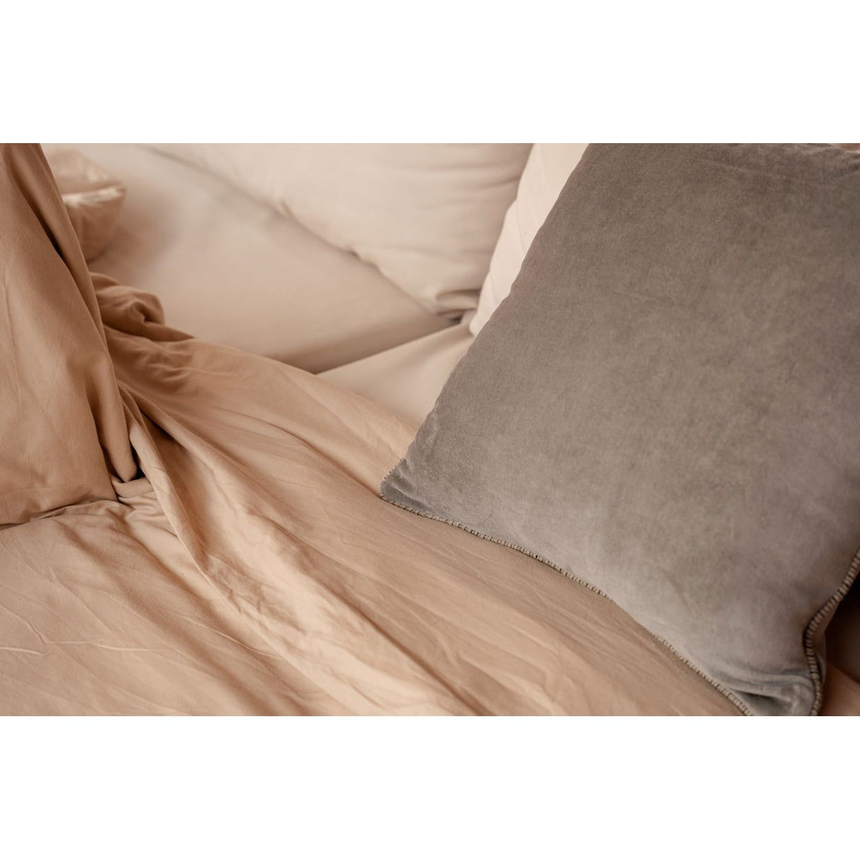 Kissenbezug – Samt Material, Minimalistisches Design, Grauer Ton - Crush | Bazar Bizar Antwerp