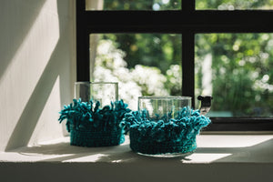 Kerzenhalter – Baumwollmaterial, Gestricktes Design, Dekorativer Glasbehälter, M – Oh My Gee | Bazar Bizar Antwerp