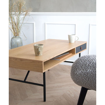 Couchtisch – Natürliches Eschenfurnier, Matt Schwarz Lackierte Front, Pulverbeschichtete Metallbeine mit Ledergriff – Kodiak | Njordec