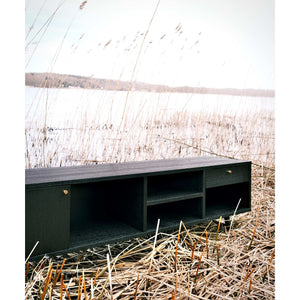 TV-Möbel – Matt Schwarzes Eichenfurnier, Minimalistisches Schrankdesign, Metallbeine mit Messingdetails – Dawn | Njordec