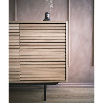 Sideboard – Natürliches Eschefurnier, Schiebetüren, Schubladenstauraum – Sense | Njordec