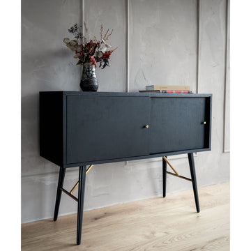 Sideboard – Matt Schwarzes Eichenfurnier, Schiebetür-Design, Metallbeine mit Messingdetails – Dawn | Njordec