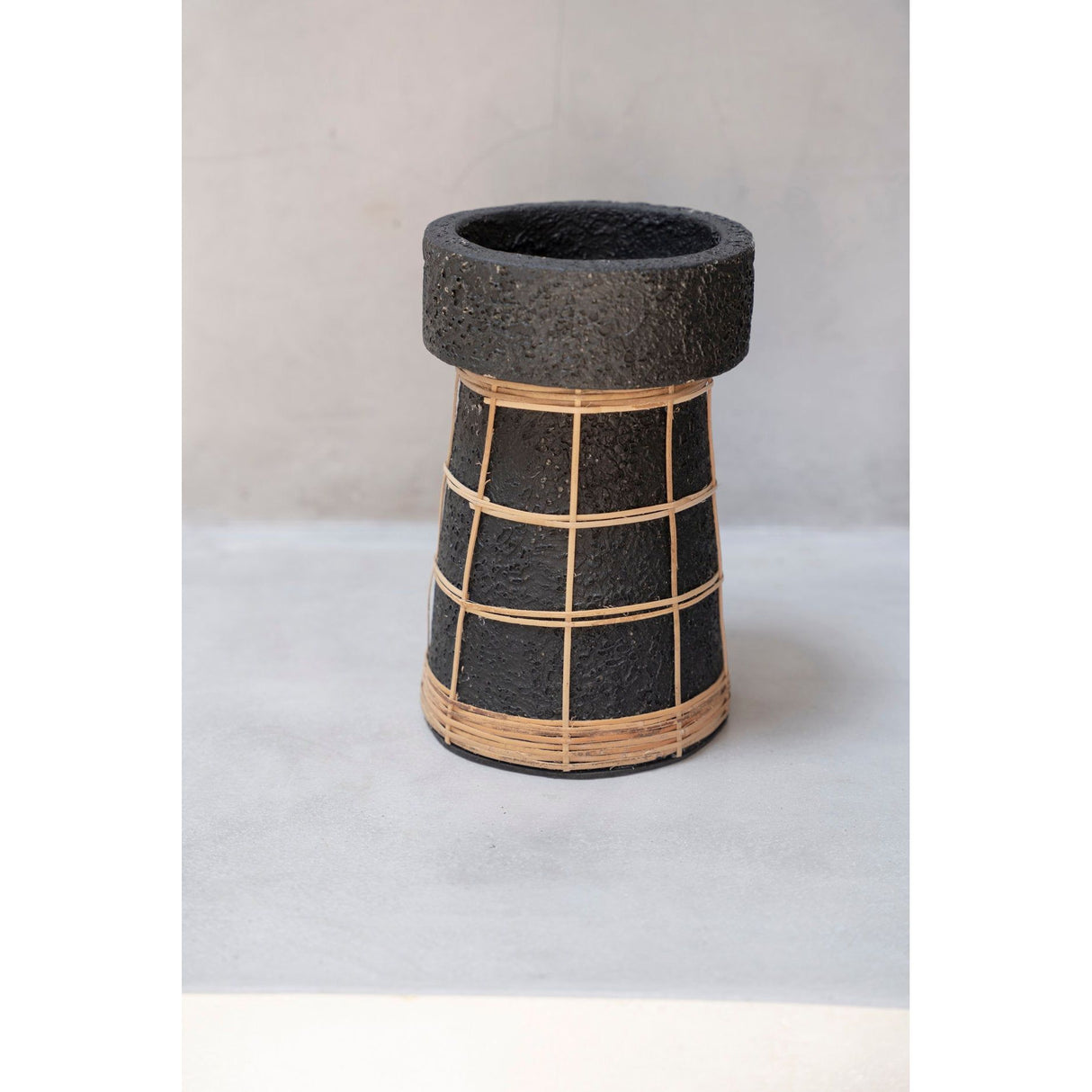 Kerzenhalter – Terrakotta-Rattan Material, Strukturierte Oberfläche, Flechtdesign, L – Serene | Bazar Bizar Antwerp