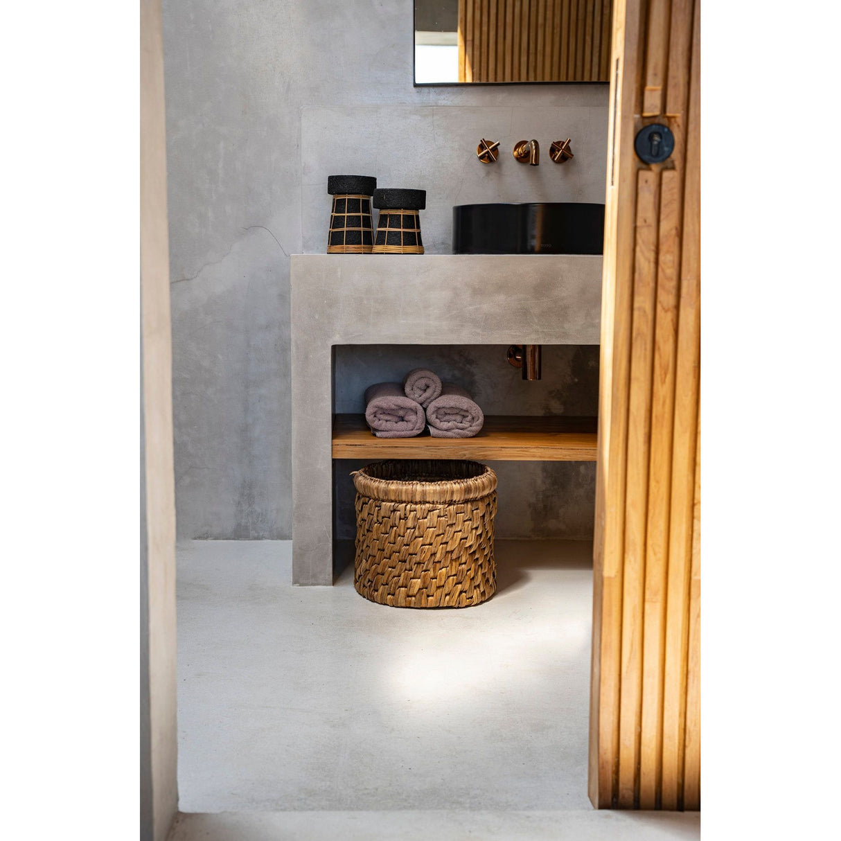 Kerzenhalter – Terrakotta-Rattan Material, Strukturierte Oberfläche, Flechtdesign, L – Serene | Bazar Bizar Antwerp