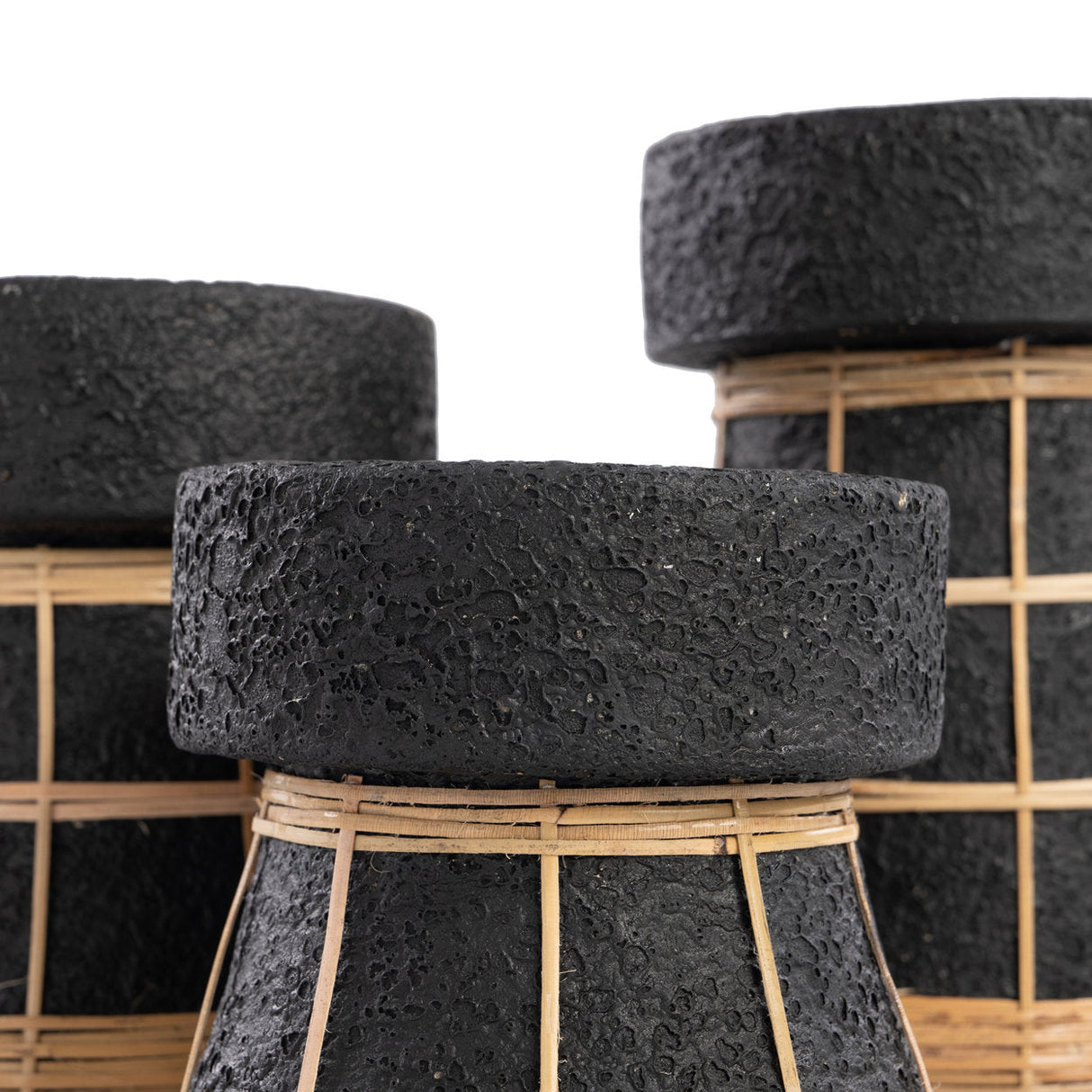 Kerzenhalter – Terrakotta-Rattan Material, Strukturierte Oberfläche, Flechtdesign, L – Serene | Bazar Bizar Antwerp