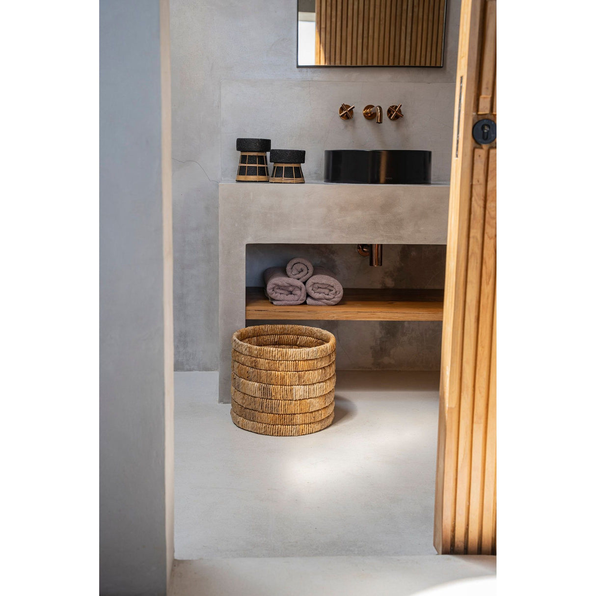 Kerzenhalter – Terrakotta-Rattan Material, Strukturierte Oberfläche, Flechtdesign, M – Serene | Bazar Bizar Antwerp