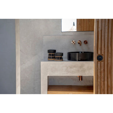 Kerzenhalter – Terrakotta-Rattan Material, Strukturierte Oberfläche, Flechtdesign, M – Serene | Bazar Bizar Antwerp