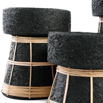 Kerzenhalter – Terrakotta-Rattan Material, Strukturierte Oberfläche, Flechtdesign, M – Serene | Bazar Bizar Antwerp